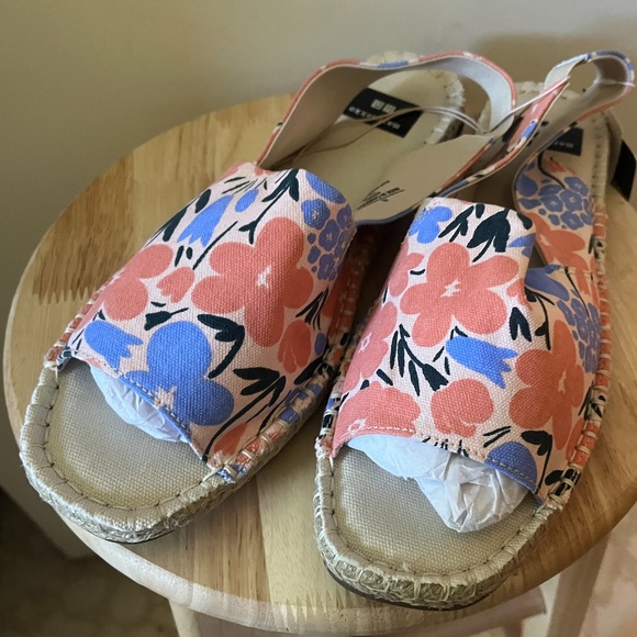 Marimekko Uniqlo collab orange and blue floral open toe espadrilles flats NWT - Picture 3 of 10